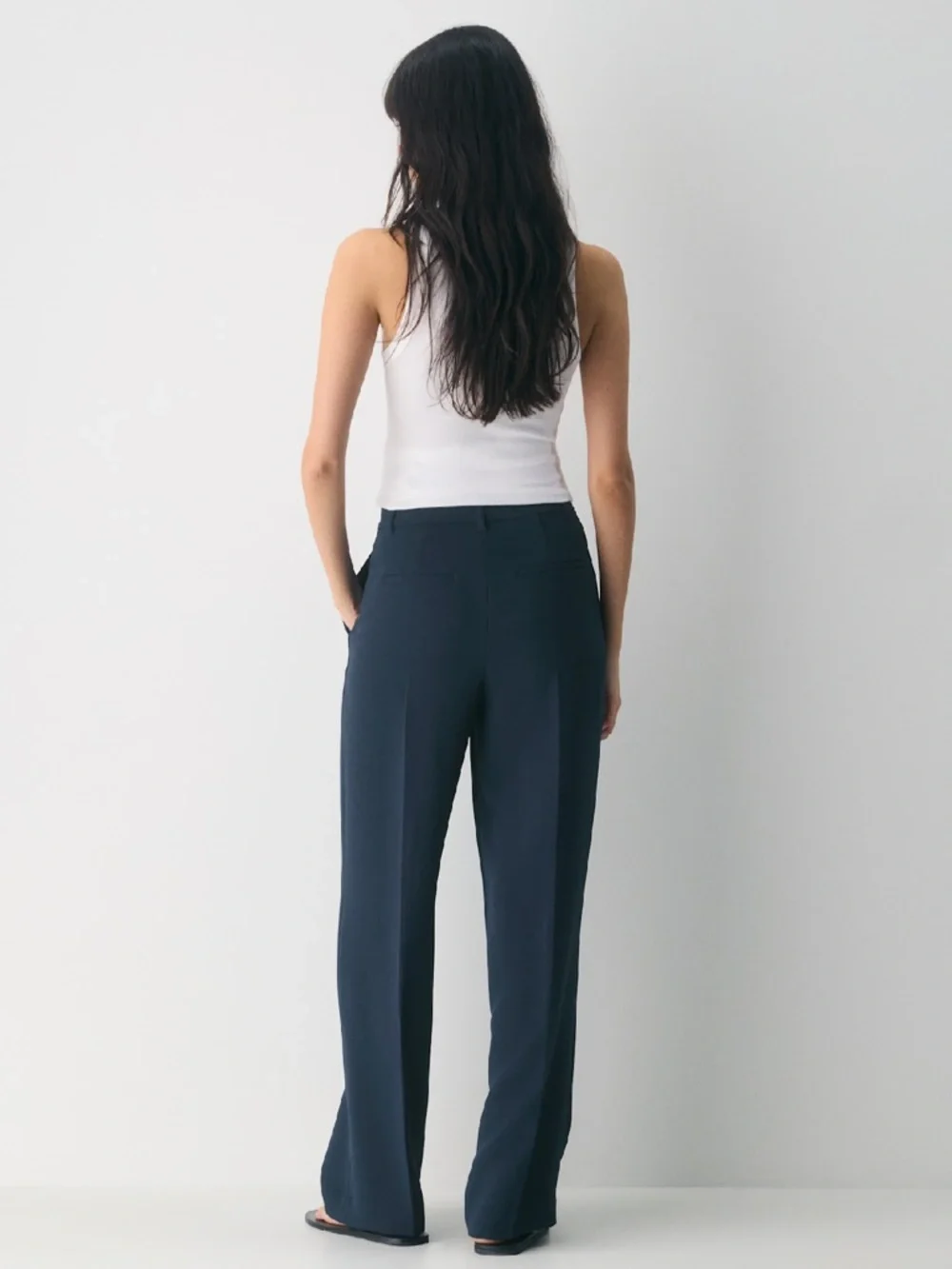 Aritzia The Effortless Pant Crepette - Picture 4 of 7